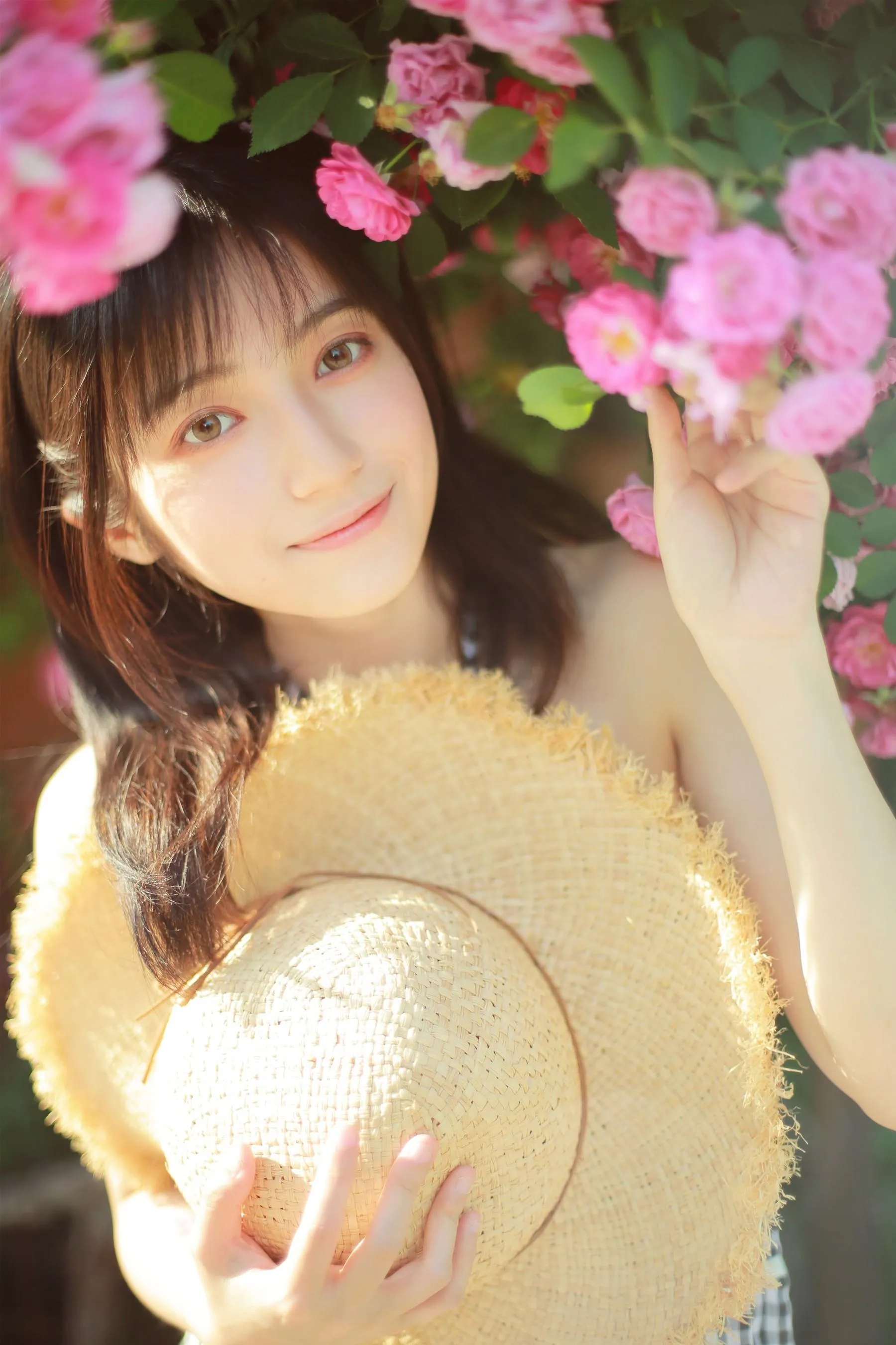 [艺图语] 2022.05.18 蔷薇迟开 月半了吧 [28P]插图1